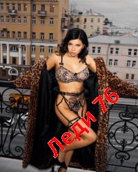 Әйелі күйеуі жұмыста болғанда үйде оны алдайды.